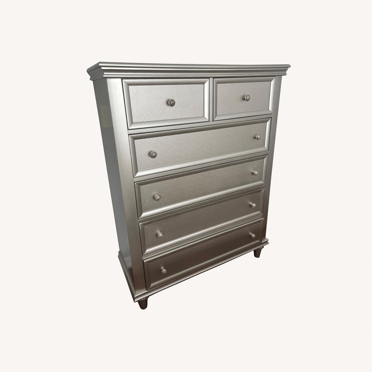 Raymour &amp;Amp; Flanigan Tiffany Bedroom Chest Silver Glam - Aptdeco for