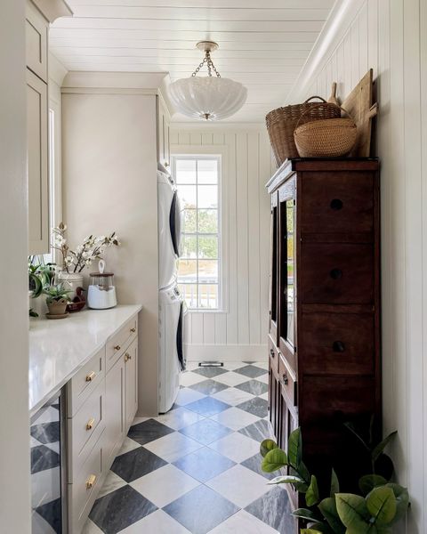 21+ Cottage-Inspired Laundry Rooms With A Vintage Vibe We Love with 9 Sweet Ideas For An English Cottage Laundry Room