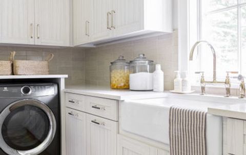 7-Day Plan: Get A Spotless, Beautifully Organized Garage for Transforming Your Laundry Room One Day at a Time A Seven Day Journey