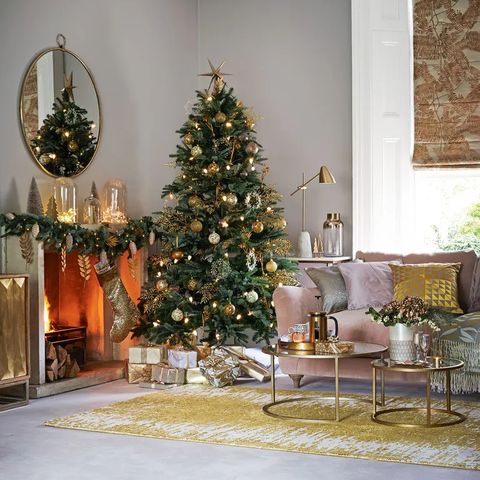 27 Christmas Living Room Decorating Ideas To Get You In The Festive Spirit throughout