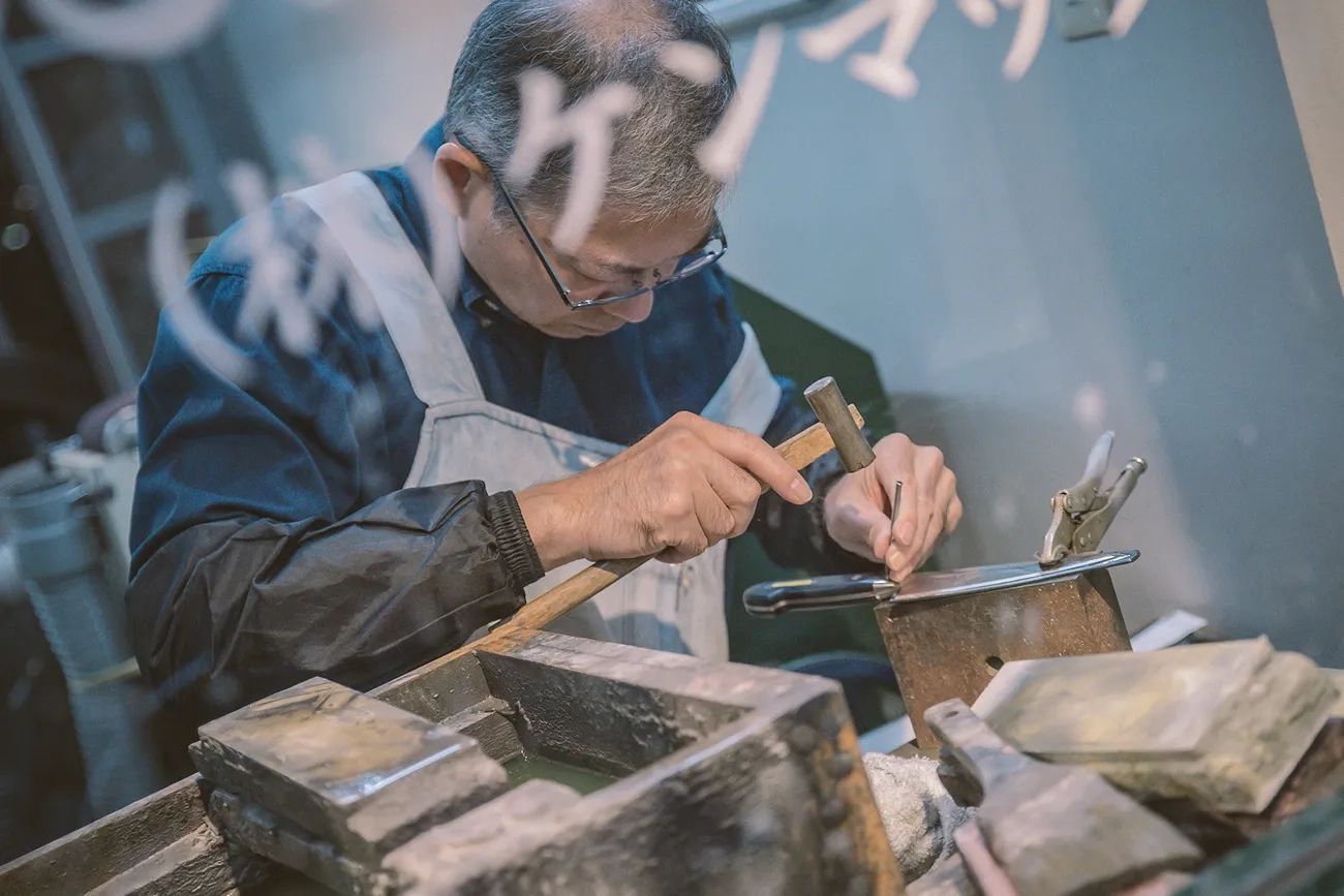 Craftsmanship | Japan Imports Now | High-Quality Japanese Products in The Craftsmanship of the Azure Carrera Double Dresser A Closer Look