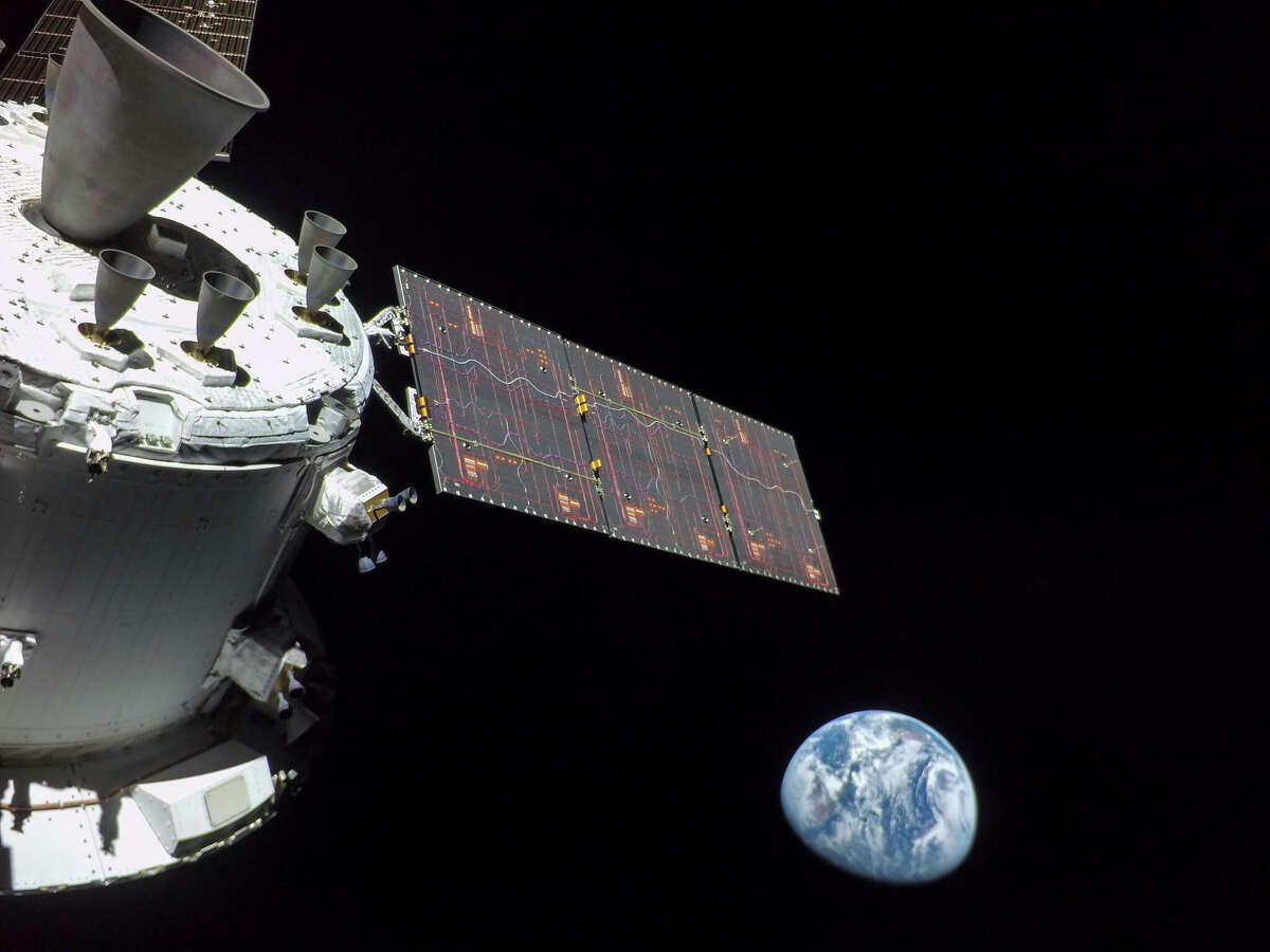 Nasa Capsule Returns To Earth, Ending The Artemis I Mission with Artemis 6-Drawer Lingerie Chest / Dresser